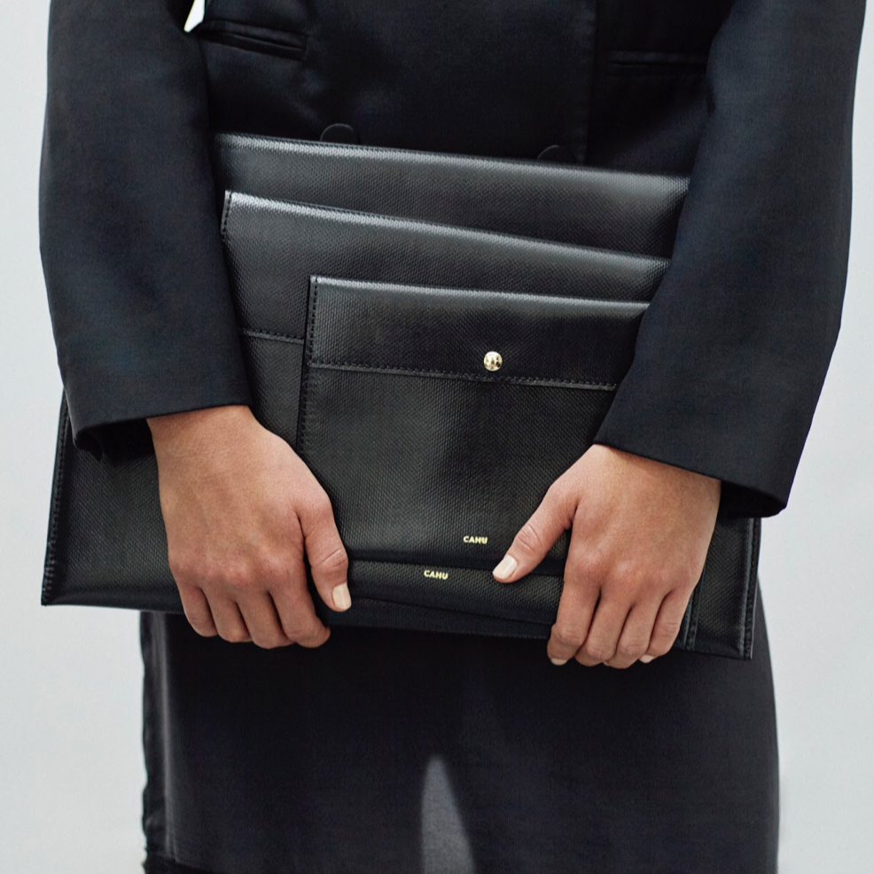 THE POUCH BLACK