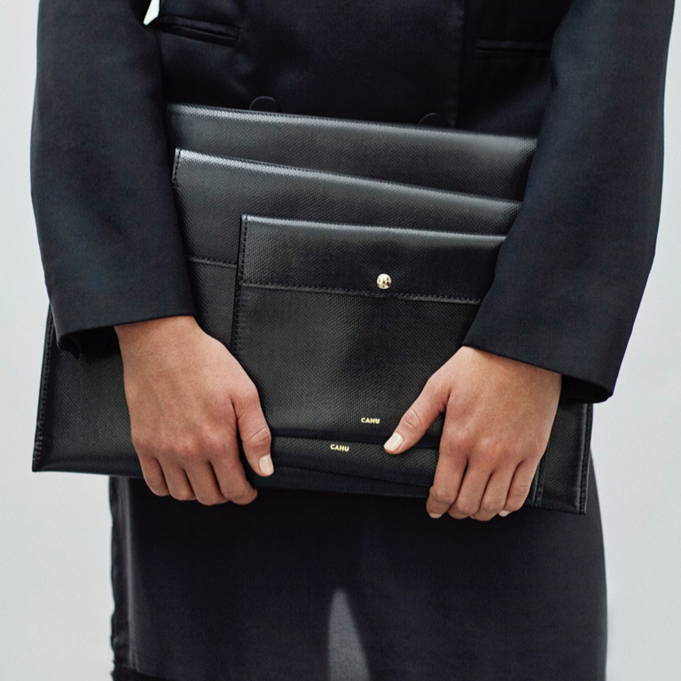 THE POUCH BLACK